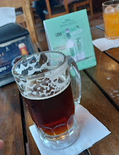 Cerveza roja en jarra